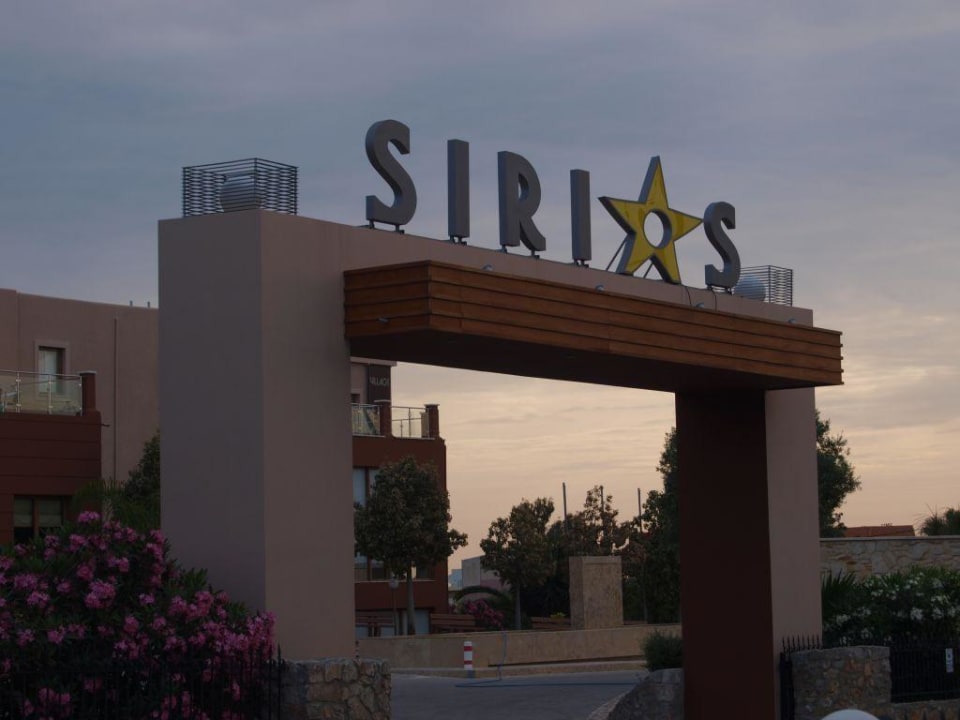 Prze wejściem Sirios Village Hotel & Bungalows