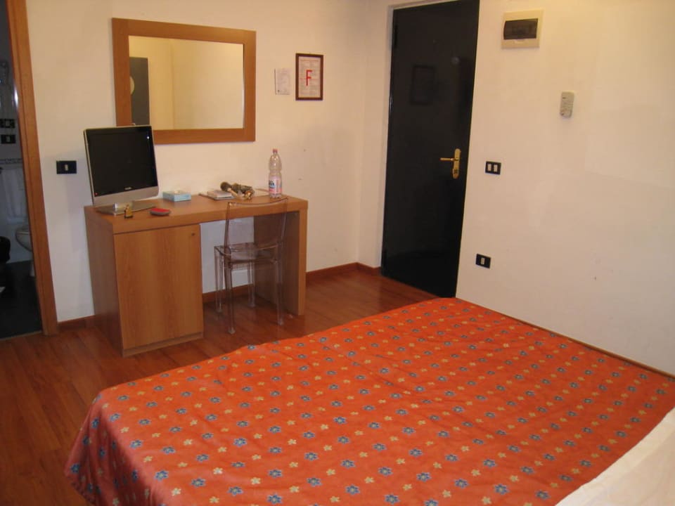 Television y escritorio Hotel San Remo