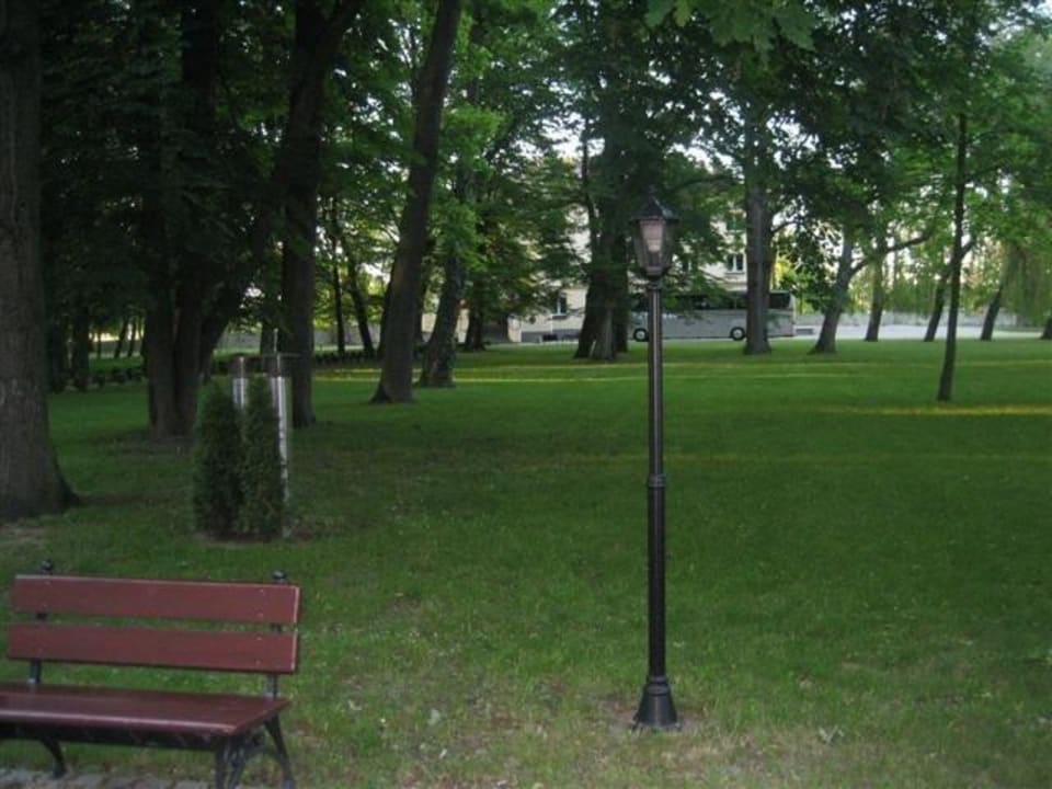 Schloßpark - hinten sieht man das Hotel Hotel Pałac Izbicko