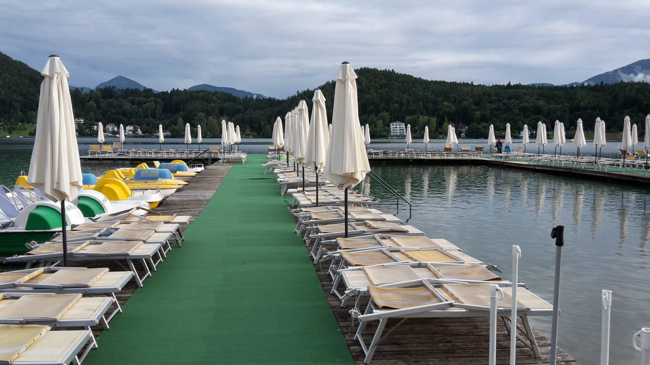 Steg mit eigener Liege für die Urlaubszeit Strandhotel Marolt