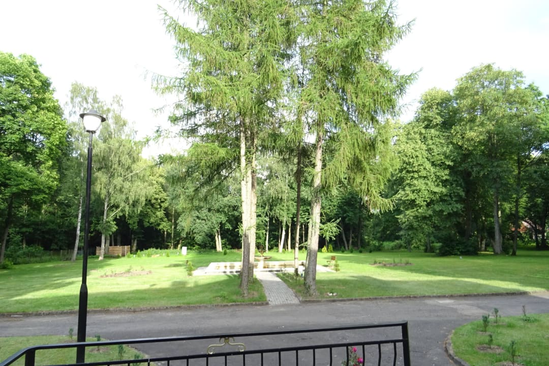 Blick in die Gartenanlage Hotel Ksiezycowy Dworek