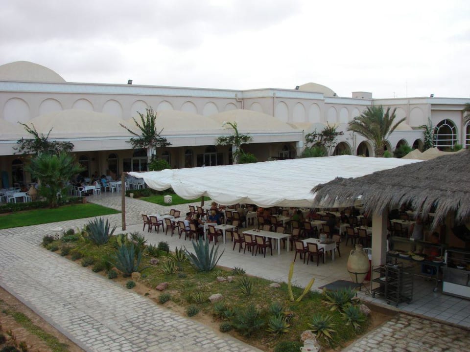 Gedeckte Sitzplätze vom Restaurant Zita Beach Resort