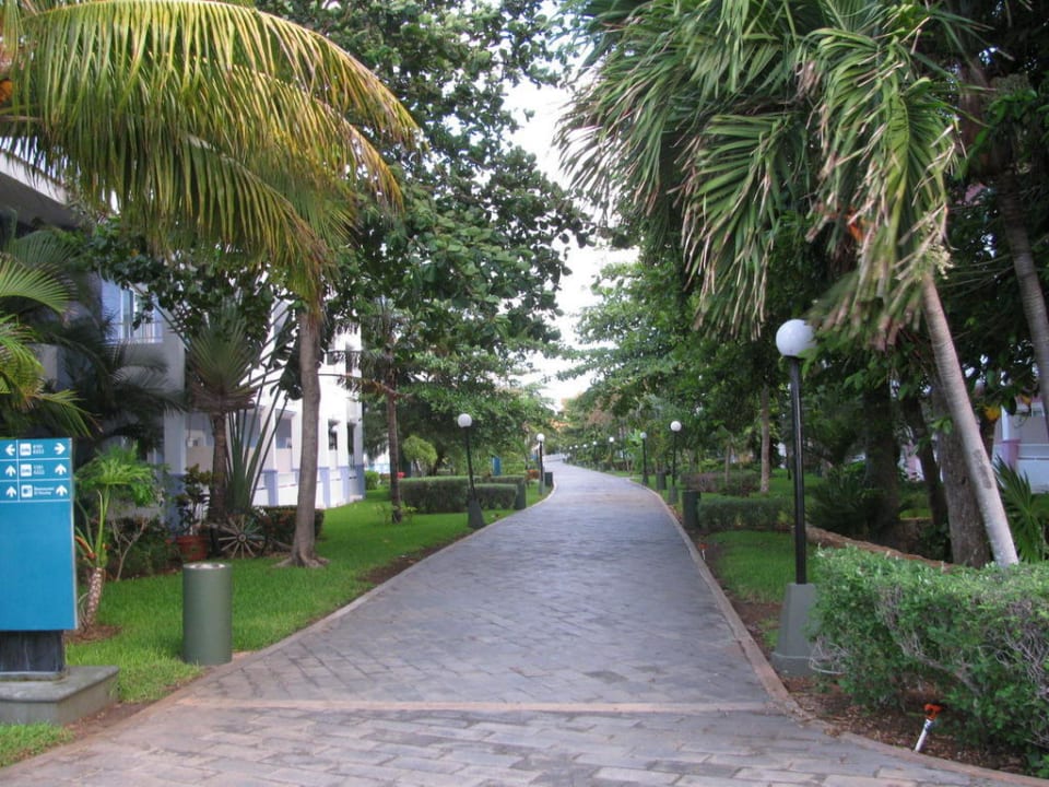 Weg vom Haupthaus zum Strand Hotel Riu Playacar
