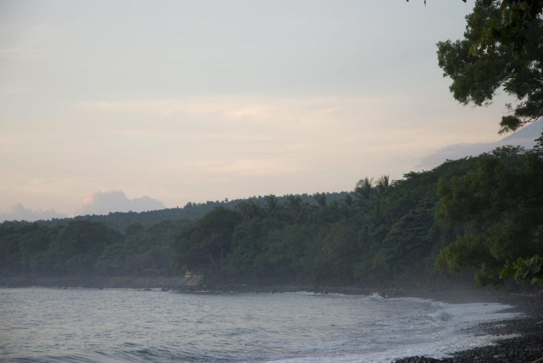 Sonnenaufgang am Kiesstrand Alam Anda Ocean Front Resort & Spa