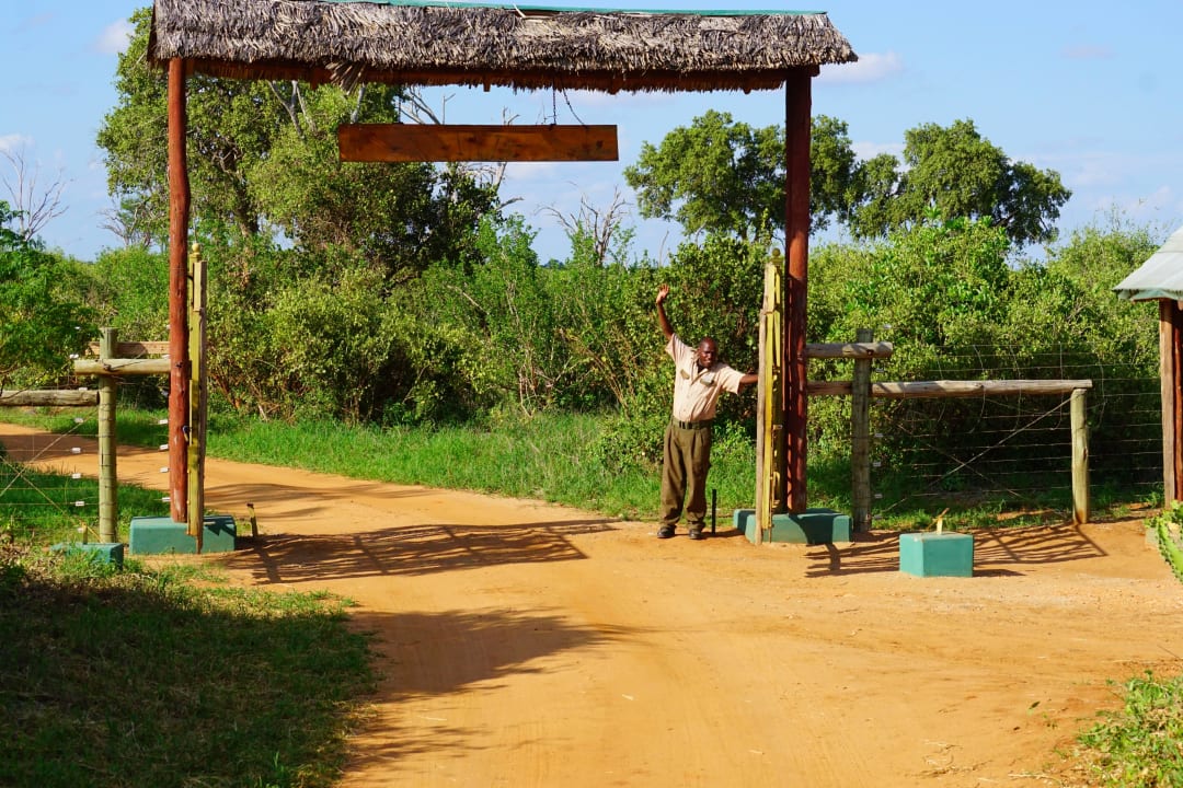 Eingang zum Camp Sentrim Tsavo Lodge