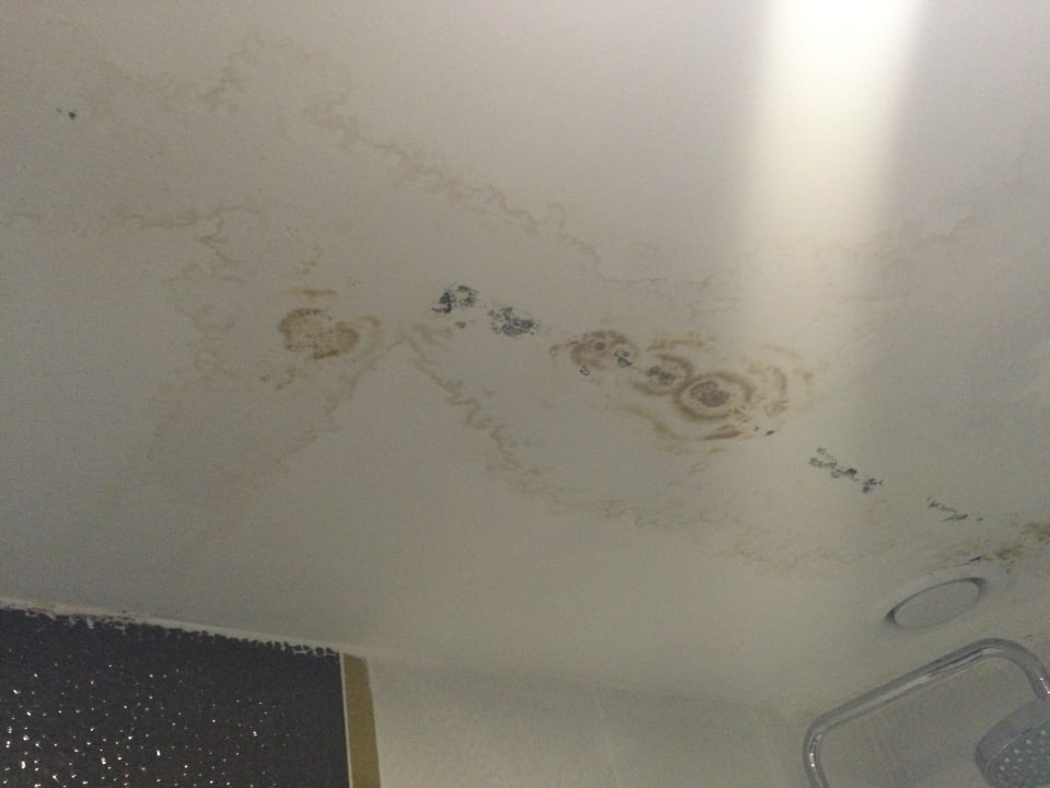 Schimmel im Badezimmer oberhalb der Dusche Maya World Park Hotel