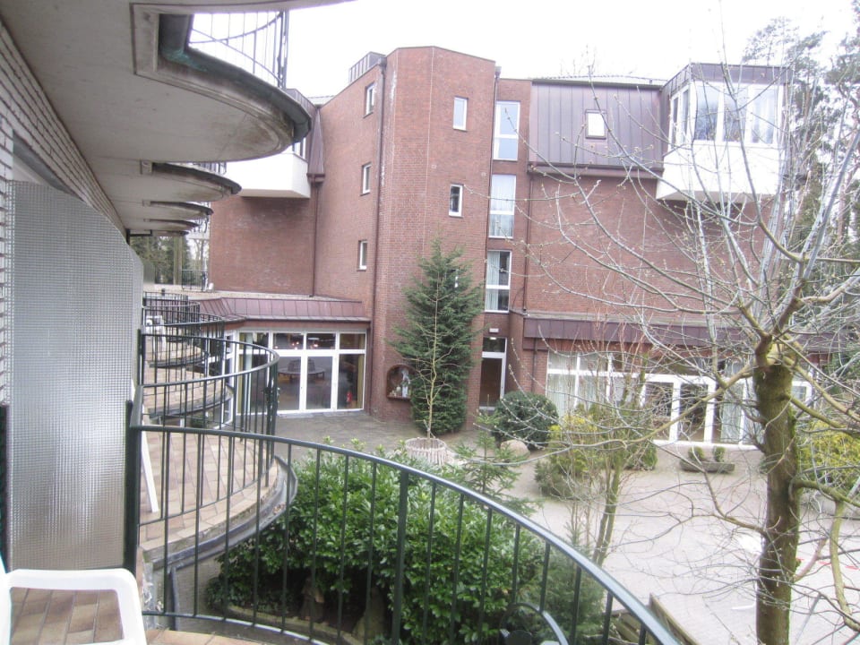 Blick Balkon Parkzimmer Innenhof Waldhotel Tannenhäuschen