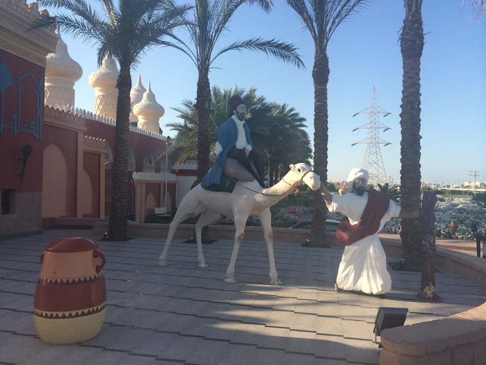 Skulptur vor Hoteleingang Pickalbatros Alf Leila Wa Leila Resort - Neverland Hurghada