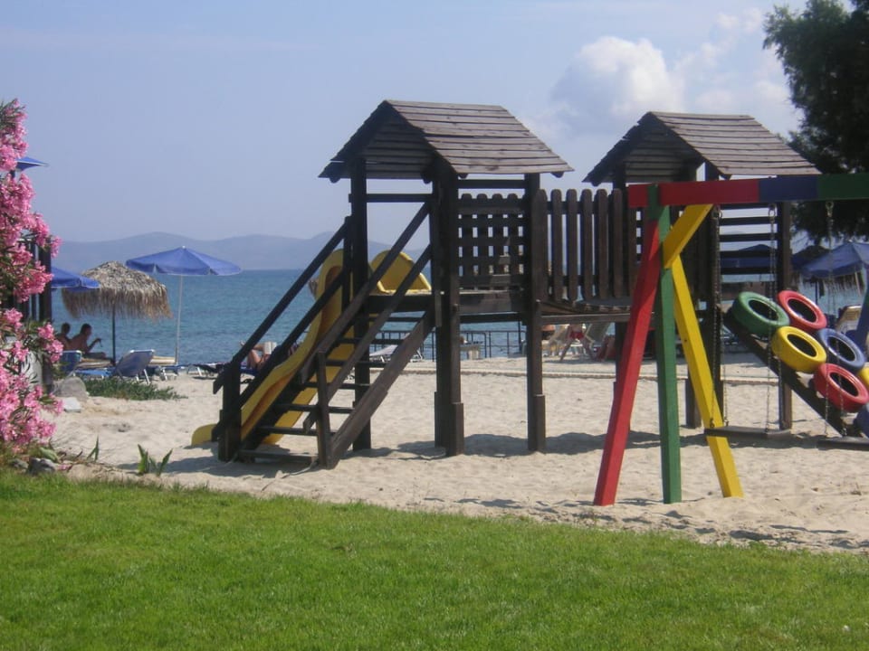 Spielplatz dirket am Strand Mastichari Bay Hotel