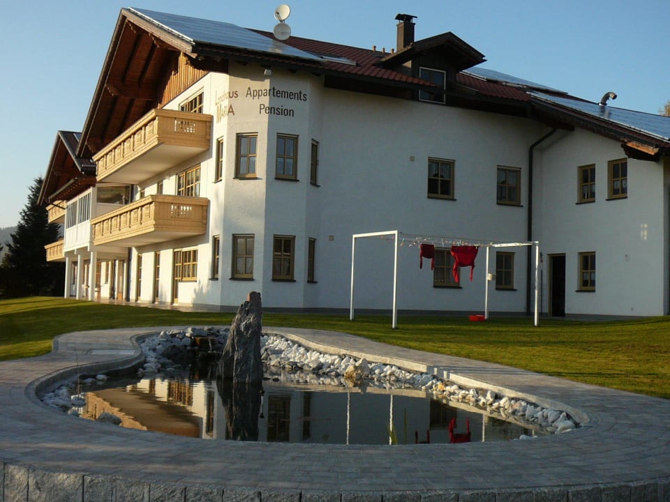 Die Aussenansicht mit neuem Fischteich Landhaus Maria