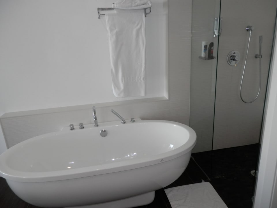 Badewanne, riesig, auch für zwei Iberostar Waves Bahia de Palma