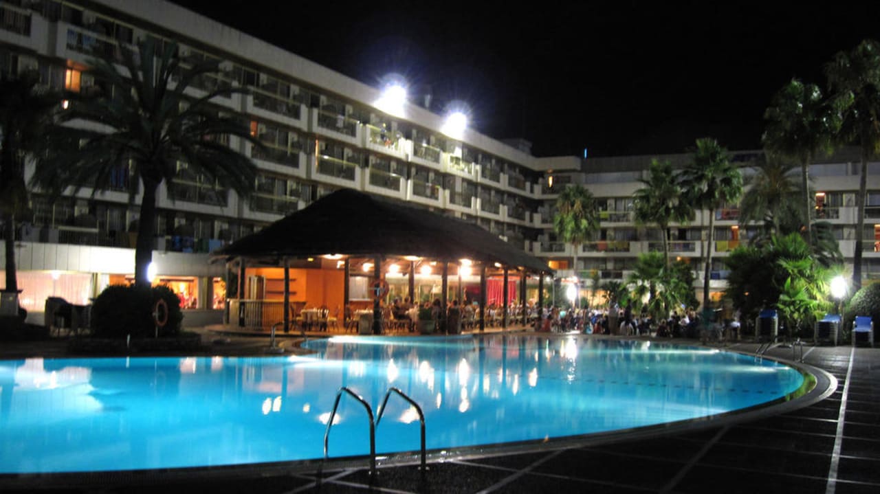 Отель в ночи Hotel Best Maritim