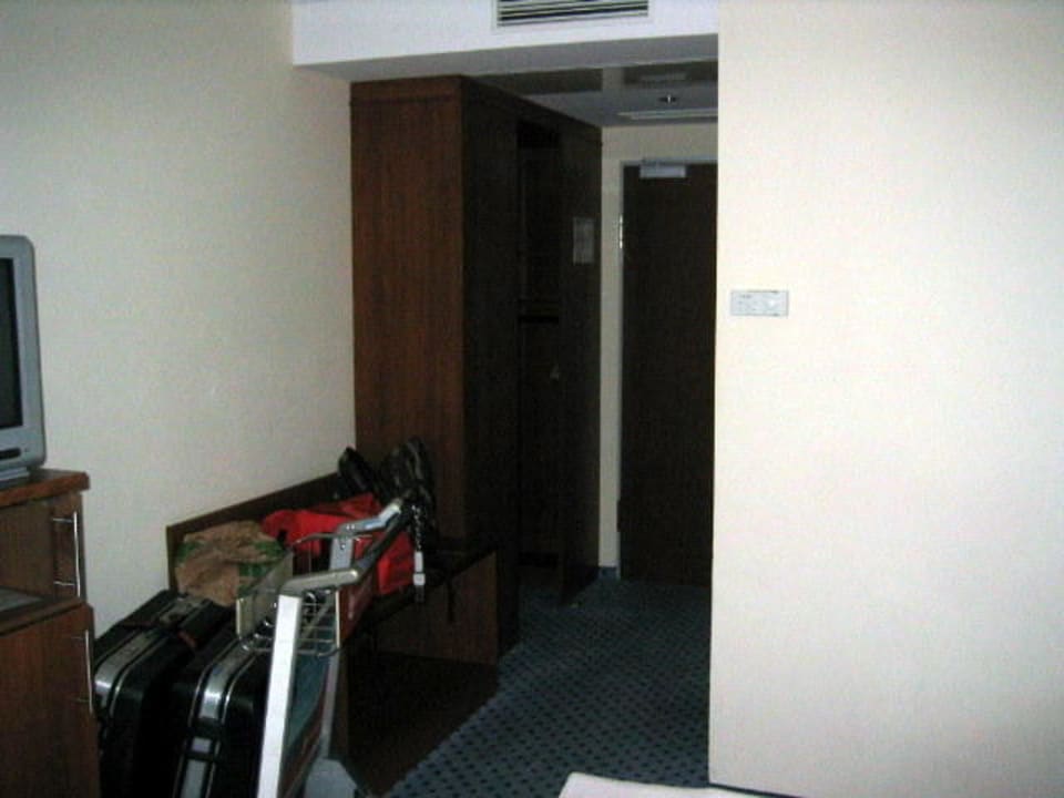 Blick zur Zimmertür innen Airport Hotel Paderborn