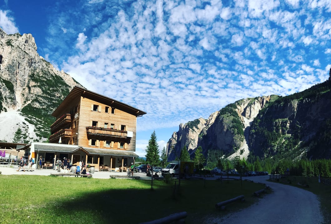 Außenansicht Berggasthaus Pederü