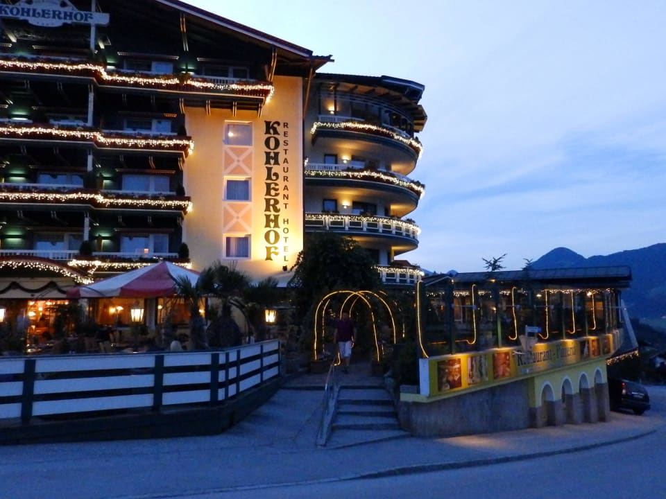 Haupthaus mit Terrasse am Abend Hotel Kohlerhof