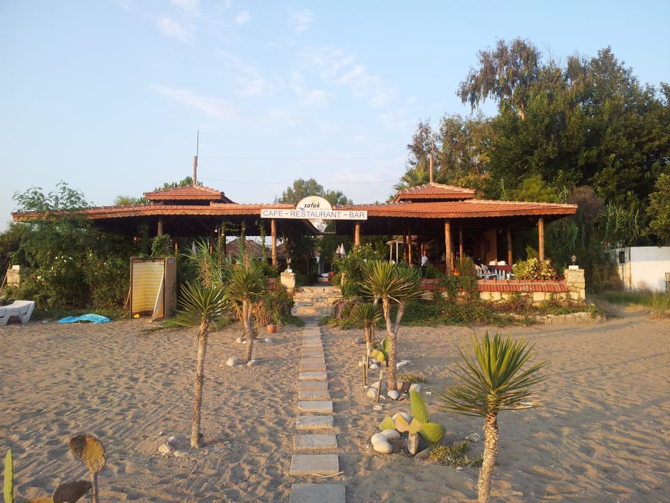 Restaurant-Terrasse direkt am Strand As Queen Beach