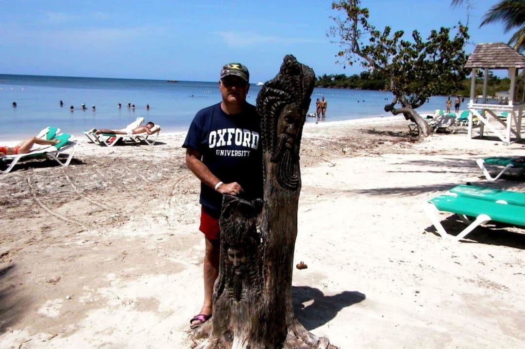 Tronco esculpido en la playa del hotel Hotel Riu Negril