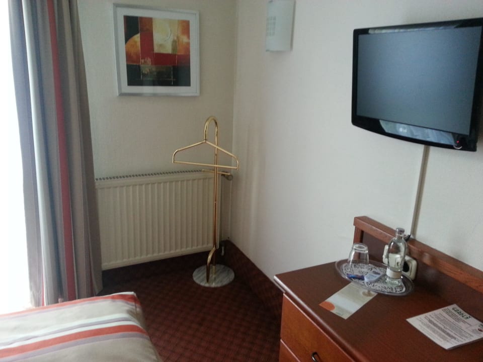 TV, Buttler, Bettkante und Fenster Garner Hotel Bremen North by IHG