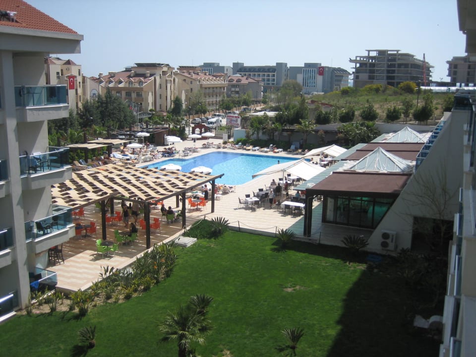Sicht vom Zimmer auf den Pool, Rechts: Restaurante Hotel Sultan of Side