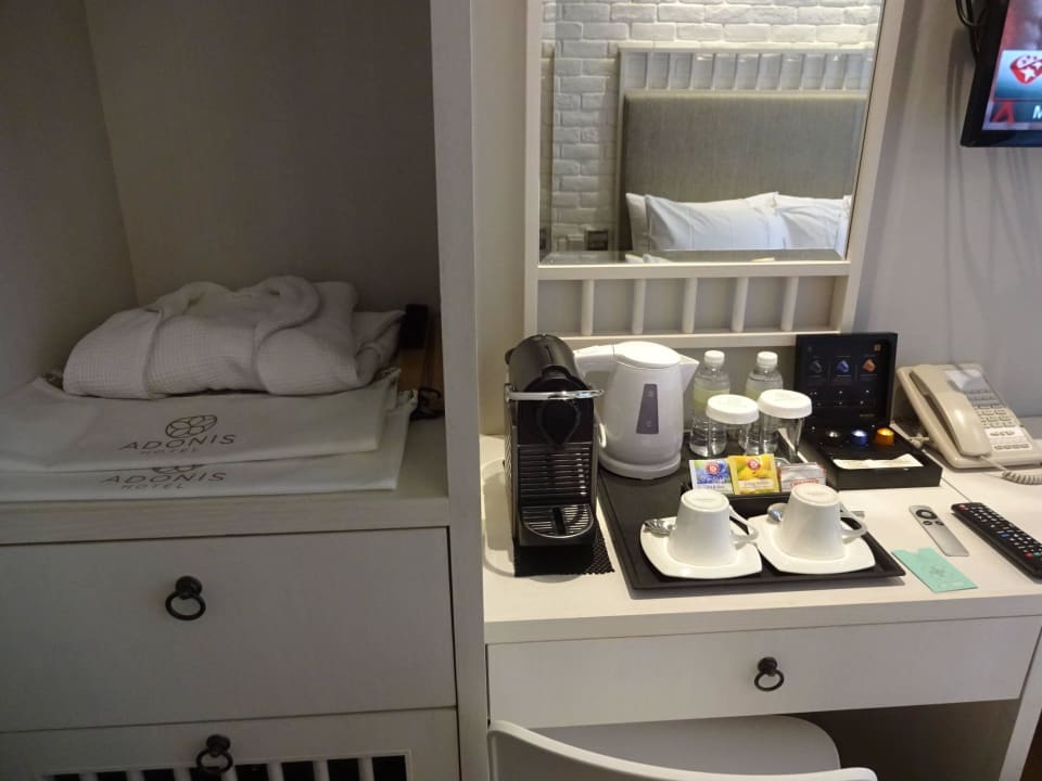 Regal und Tisch Hotel NuVe Heritage