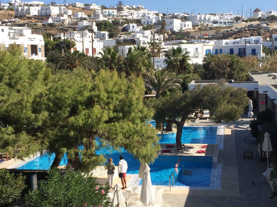 Aussicht auf Pool und Stadt Mykonos Theoxenia, a member of Design Hotels