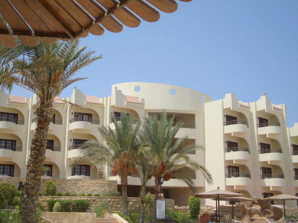 Lewa część hotelu Coral Hills Resorts & SPA