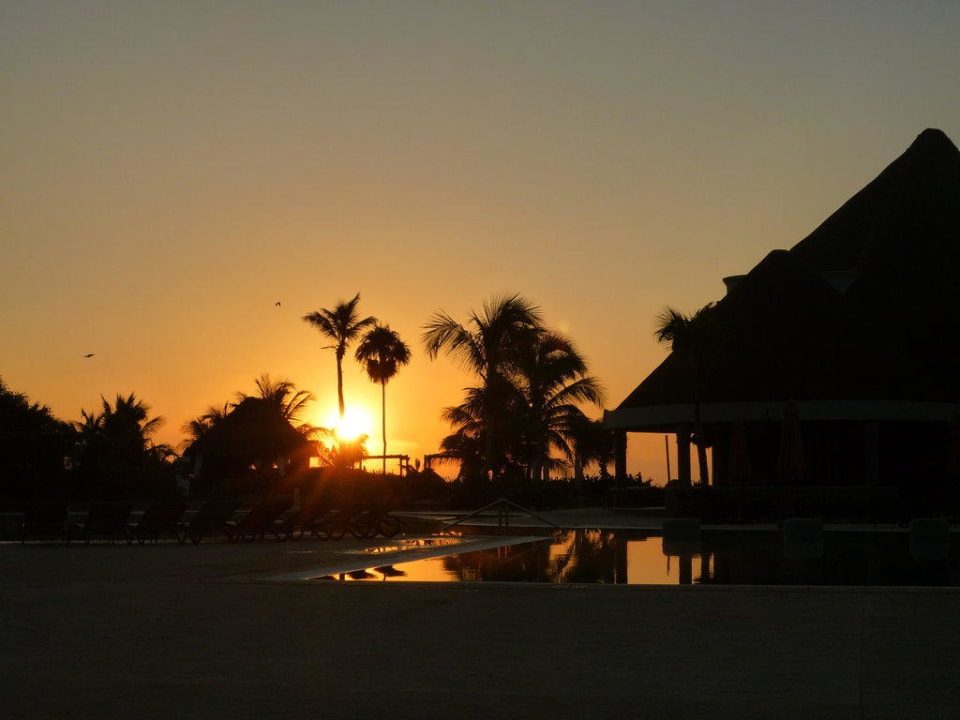 Poolanlage im Morgengrauen Catalonia Playa Maroma