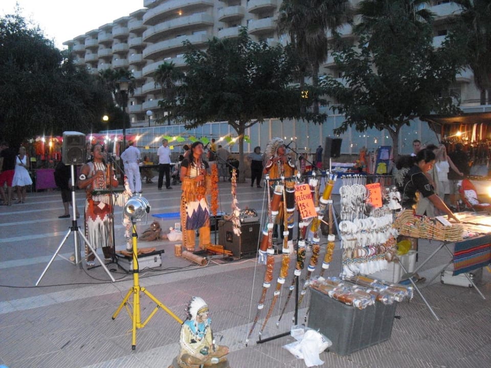 Kleiner Markt hinter den Hotels Welikehotel Marfil Playa