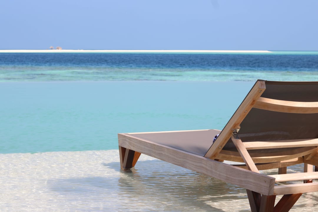 Infinitypool mit Blick auf Paradise Island Hurawalhi Island Resort Maldives