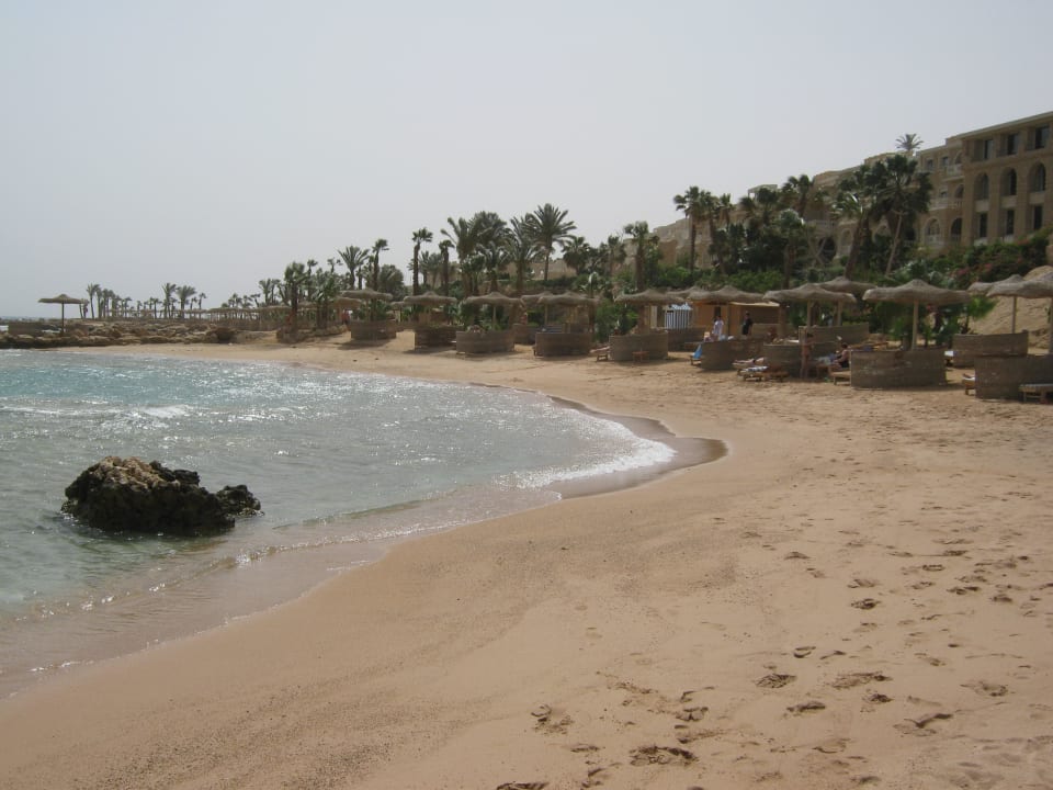 Пляж и лежаки Pickalbatros Citadel Resort