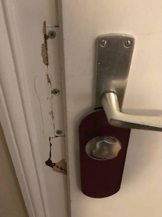 Wackelig und ausgebrochenes Schliessblech Hotel Klemm