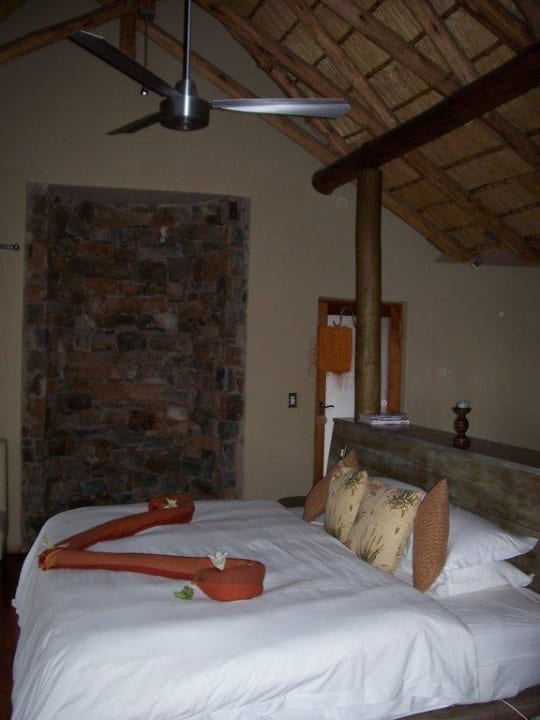 Bett mit Tagesdekoration Buffalo Ridge Safari Lodge