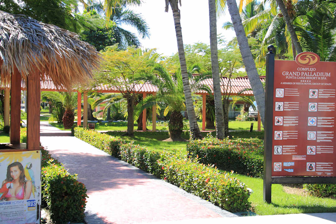 Hauptwege überdacht  Hotel Grand Palladium Palace Resort, Spa & Casino