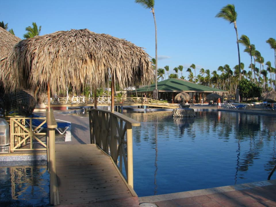 Blick über einen Teil der Poolanlage Grand Sirenis Punta Cana Resort & Aquagames
