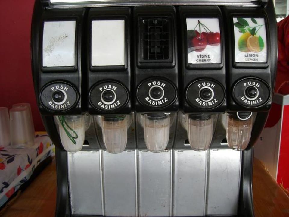 Der Getränkeautomat am Pool Hotel Orfeus Park