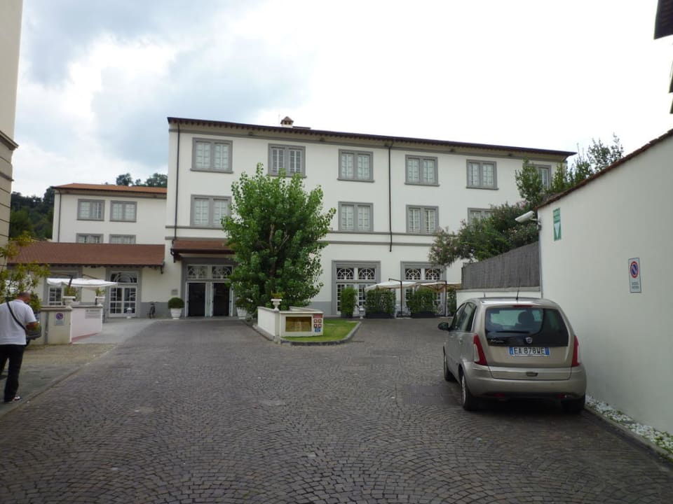 Zugang zum Hotel UNAHOTELS Vittoria Firenze