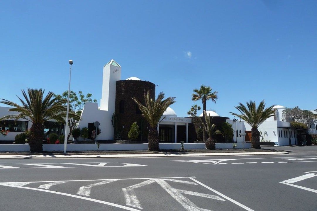 Vorm Hotel auf der Straße allsun App.-Hotel Albatros