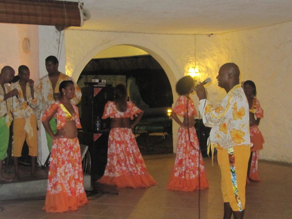 Showabend mit Band & Tänzer an der Hotelbar Casuarina Resort & Spa