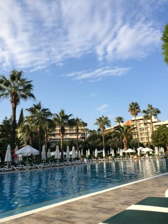 Der Pool am Abend Barut Hemera