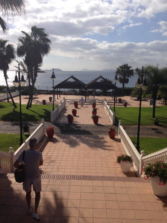 Escalier vers la promenade maritime H10 Rubicón Horizons Collection