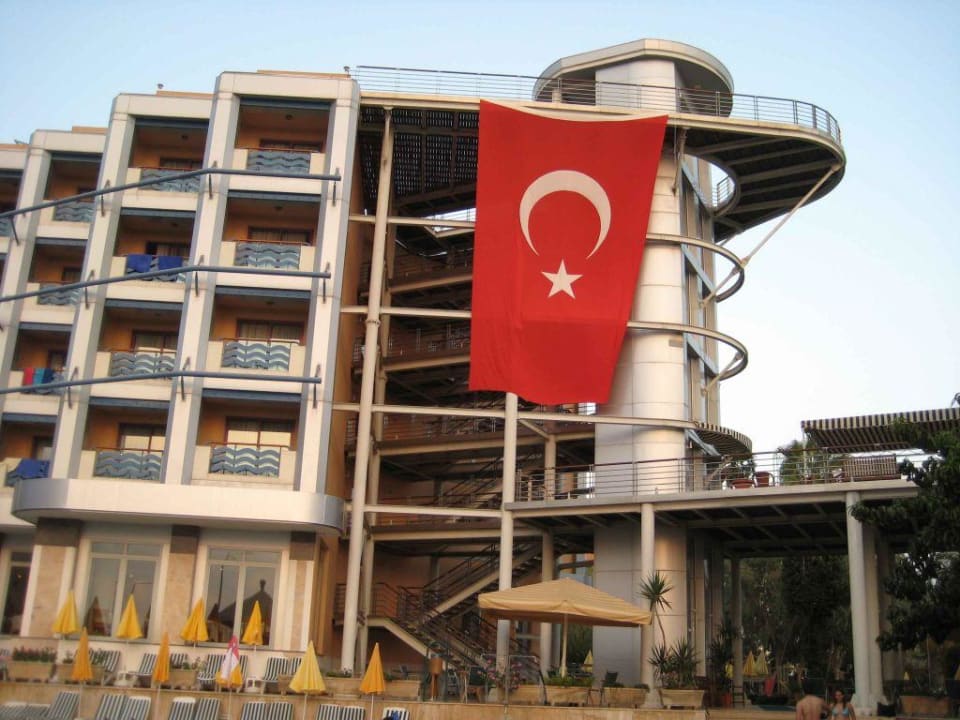 Außenansicht vom Pool aus Grand Kaptan