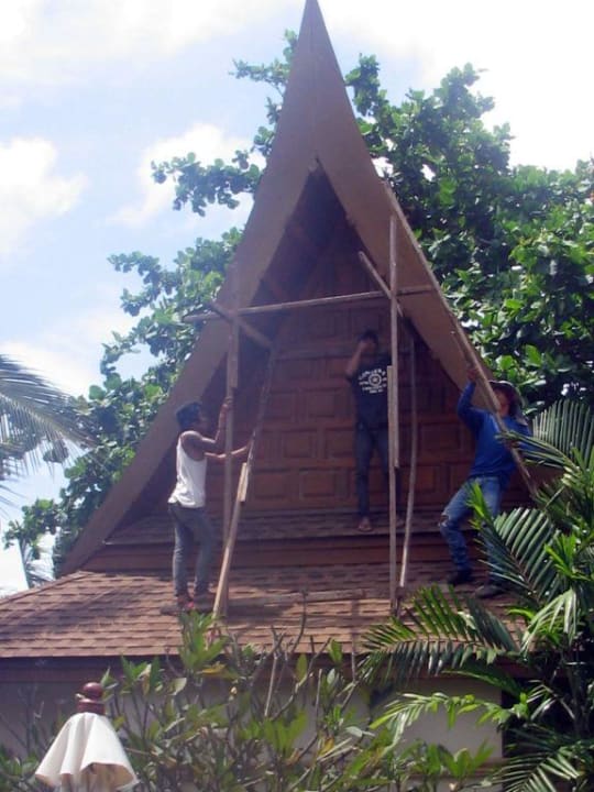 Dacharbeiten in der Hochsaison! Thai House Beach Resort