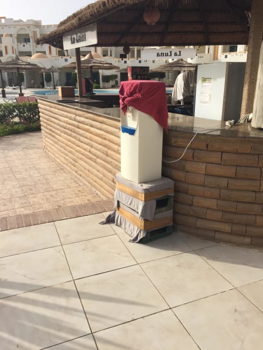 Wasserspender mit Mütze - anderer Platz wäre besser Coral Sun Beach