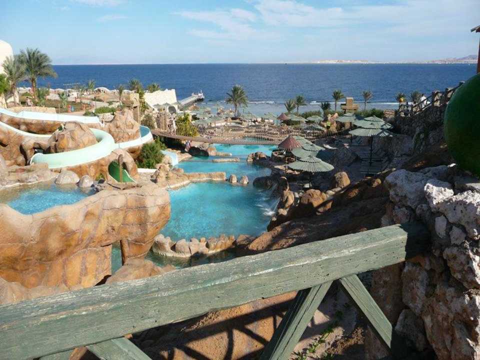 Kaskadowe baseny ze zjeżdżalniami Hotel Hauza Beach Resort