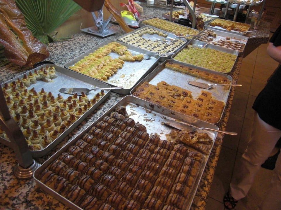 8 verschiedene Sorten Baklava  Trendy Aspendos Beach Hotel