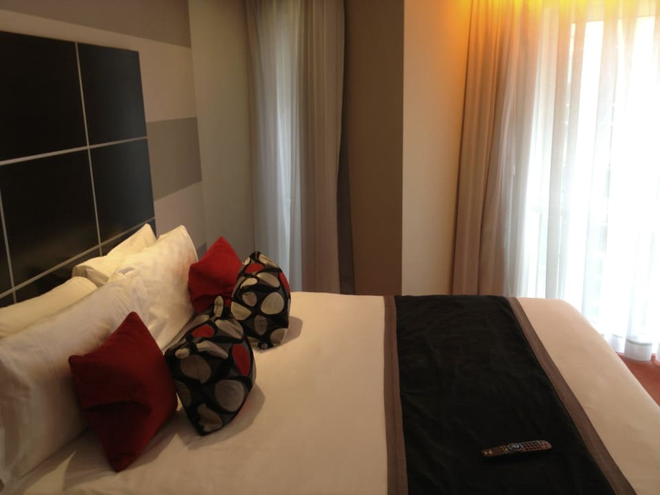 Bog bed in the bedroom of the suite Park Plaza London Riverbank