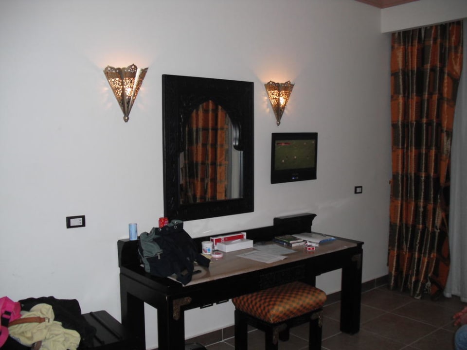 Schreibtisch und Flat TV Pickalbatros Palace Resort
