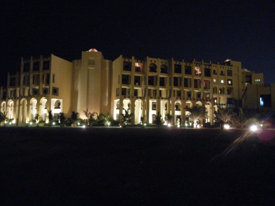 Hauptgebäude am Abend Rixos Al Mairid Ras Al Khaimah