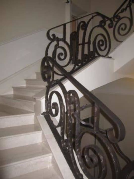 Schönes Treppenhaus mit Schlangenmotiven Suite Hotel Santa Chiara
