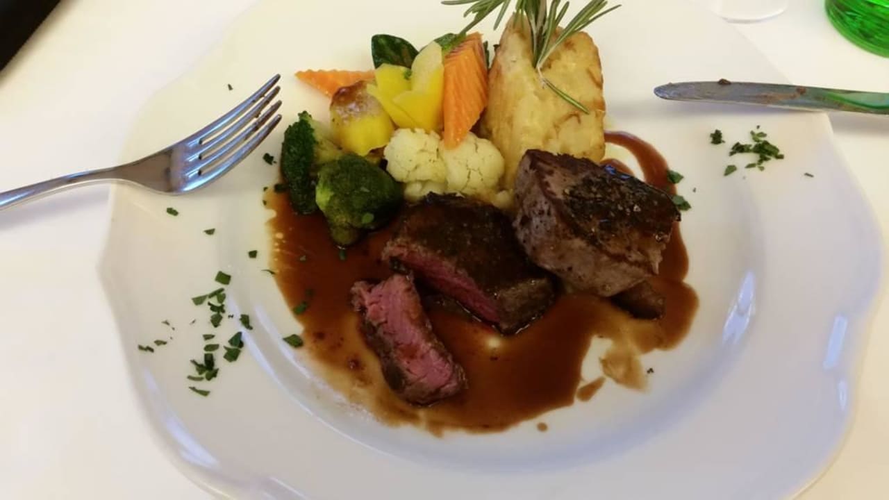 Schön angerichtet und sehr geschmackvoll  Hotel AlpenSchlössl